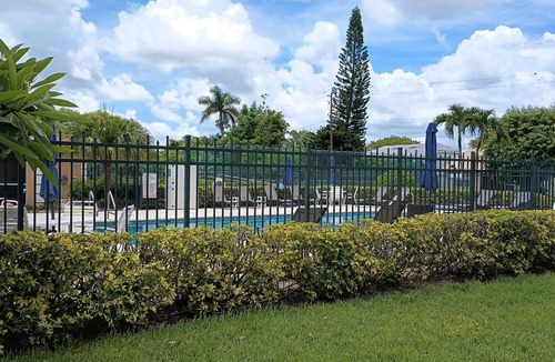 Crown Pointe Condo | PALM TREE PARADISE
