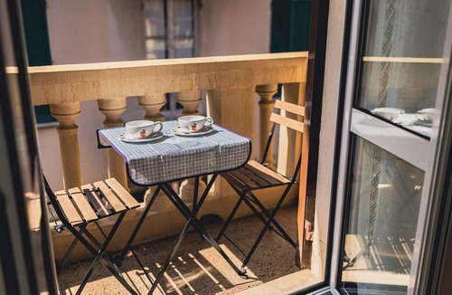 San Vincenzo Apartment | Palmaria suite, charming 1 bedroom apartment in delightful Genova with AC, WIFII