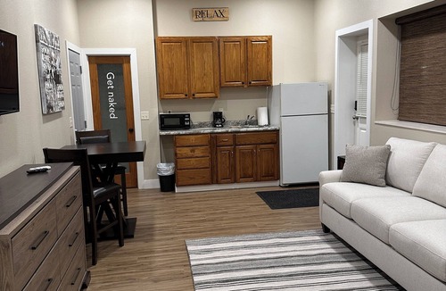 Hatfield Apartment | Palmers Hideaway Best Value Studio in Prime Hunting Area