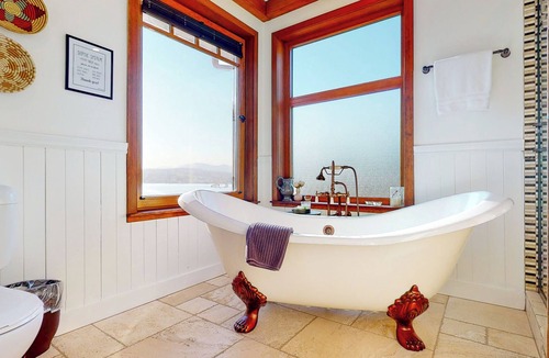Selma Park Bed & Breakfast | Pamper yourselves in opulence at Eagle Suite at Beach Hideaway.