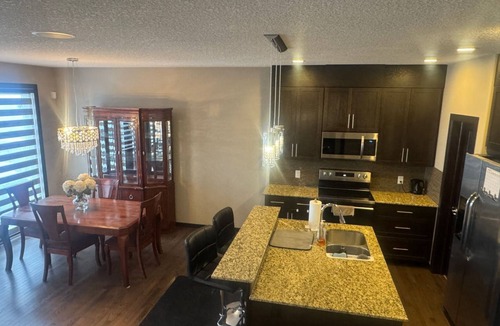 Panorama Hills House | Panorama Haven! Few mins to YYC Airport and other amenities