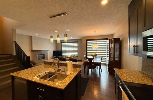 Panorama Hills House | Panorama Haven! Few mins to YYC Airport and other amenities