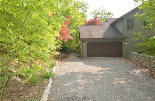 Berkeley Springs House | Panorama Peak View- Wifi, Screen Porch, Million Dollar View, Fireplace, Full Kitchen