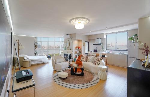 Downtown Shanghai Apartment | Panorama River Suite with bedside view of Huangpu river & sunset, Near Lujiazui & Metro Line 4