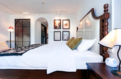 Downtown Shanghai Apartment | Panorama River Suite with bedside view of Huangpu river & sunset, Near Lujiazui & Metro Line 4