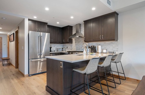 Canmore Condo | Panorama Rocky Views! Luxurious condo, w/Hot Tub, Spring Creek, Downtown
