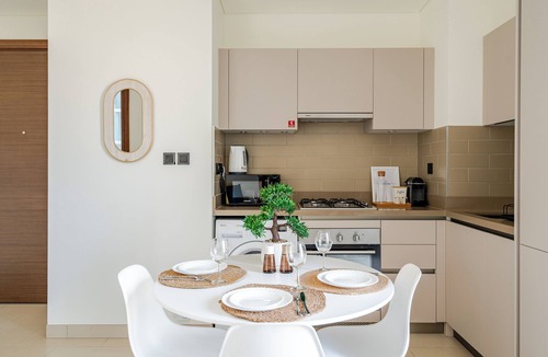 Dubai Apartment | Panoramic 1 BDR apartment with stunning views from Burj Khalifa to Harbor Creek.