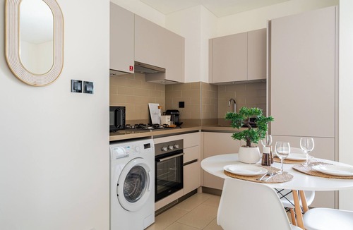 Dubai Apartment | Panoramic 1 BDR apartment with stunning views from Burj Khalifa to Harbor Creek.