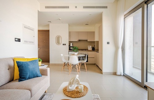 Dubai Apartment | Panoramic 1 BDR apartment with stunning views from Burj Khalifa to Harbor Creek.