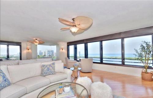 Pelican Bay Apartment | Panoramic 2 Bedroom Corner Retreat with Expansive Views