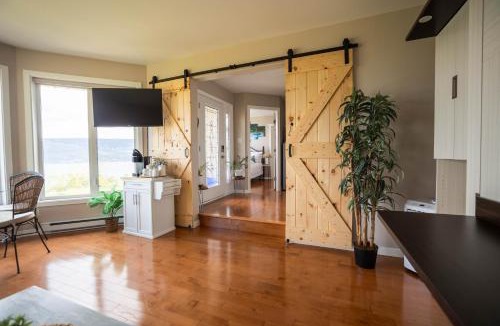 Central Okanagan Bed & Breakfast | Panoramic Acres B & B - Lake & Mountain Views