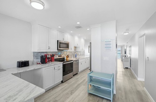 Bradenton Beach Condo | Panoramic bay views! 3-minute walk to beach!