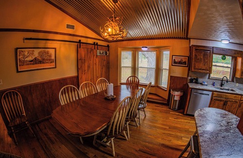 Leakey House | Panoramic Country Views ~ Wildlife ~ Butterflies & Birds ~ Star-gazing ~ Hiking