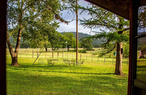 Leakey House | Panoramic Country Views ~ Wildlife ~ Butterflies & Birds ~ Star-gazing ~ Hiking