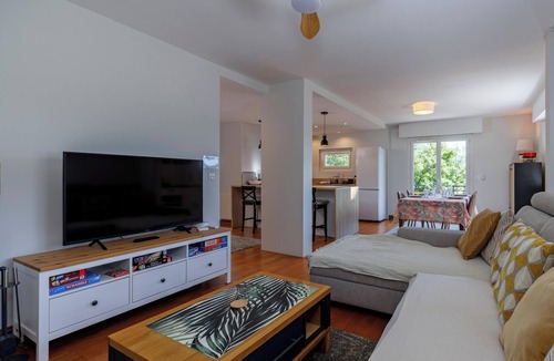 Menthon-Saint-Bernard Apartment | 🌊 Panoramic views – 2-Bedroom Apartment with Lake and mountains views in Menthon-Saint-Bernard Welcome to the historic hamlet of Les Moulins, to a spacious and bright 2-bedroom apartment, located on the 1st floor of a small and intimate residence