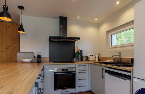 Menthon-Saint-Bernard Apartment | 🌊 Panoramic views – 2-Bedroom Apartment with Lake and mountains views in Menthon-Saint-Bernard Welcome to the historic hamlet of Les Moulins, to a spacious and bright 2-bedroom apartment, located on the 1st floor of a small and intimate residence