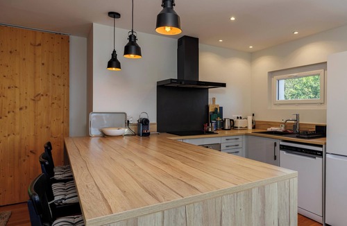 Menthon-Saint-Bernard Apartment | 🌊 Panoramic views – 2-Bedroom Apartment with Lake and mountains views in Menthon-Saint-Bernard Welcome to the historic hamlet of Les Moulins, to a spacious and bright 2-bedroom apartment, located on the 1st floor of a small and intimate residence