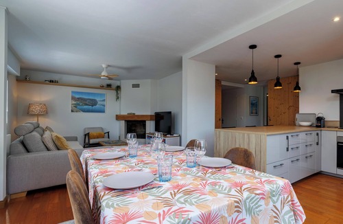 Menthon-Saint-Bernard Apartment | 🌊 Panoramic views – 2-Bedroom Apartment with Lake and mountains views in Menthon-Saint-Bernard Welcome to the historic hamlet of Les Moulins, to a spacious and bright 2-bedroom apartment, located on the 1st floor of a small and intimate residence