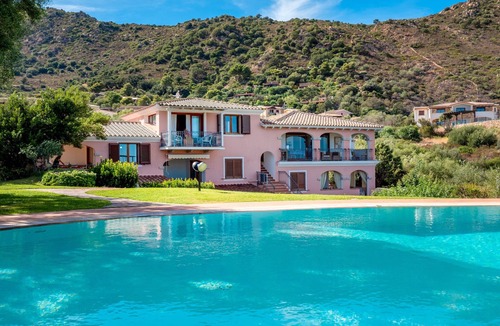 San Teodoro Apartment | Panoramic Holiday Apartment "Isuledda" with Sea View, Shared Pool & Air Conditioning