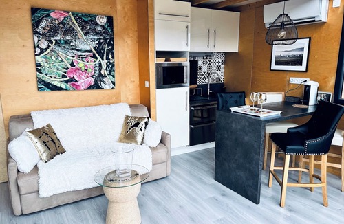 Chigny-les-Roses House | Panoramic hotel-hostel. Your Oenological stay in a wine village.