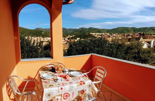 Teulada House | panoramic house surrounded by greenery with parking