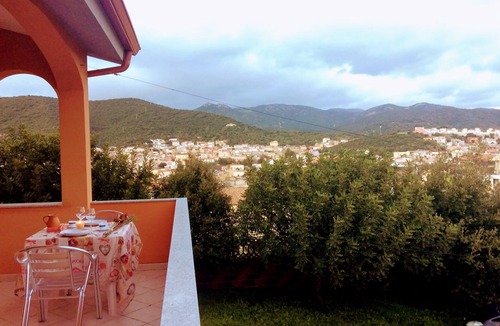 Teulada House | panoramic house surrounded by greenery with parking