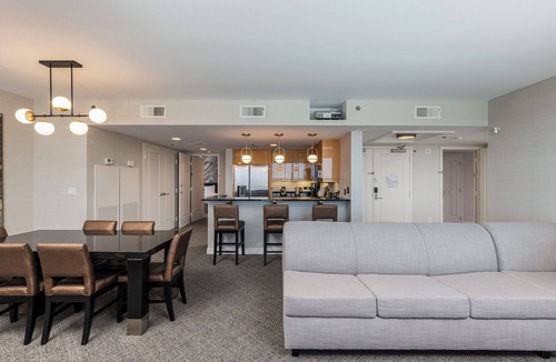 Las Vegas Resort | Panoramic Jacuzzi Suite - Center Strip - Projection Screen TV - Sleeps 14