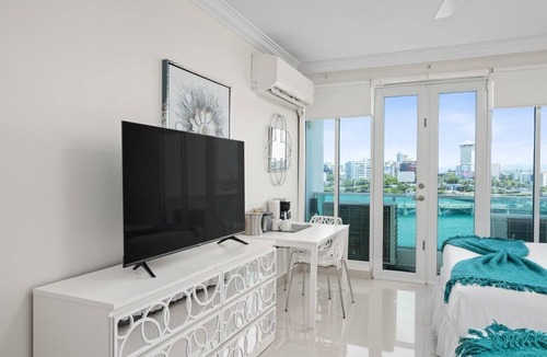 Puerta de Tierra Apartment | Panoramic Lagoon Studio + Resort Pool