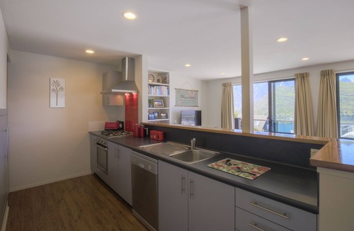 Queenstown House | Panoramic lake & mountain views | Ski/Bike storage | Parking | Queenstown 3BR