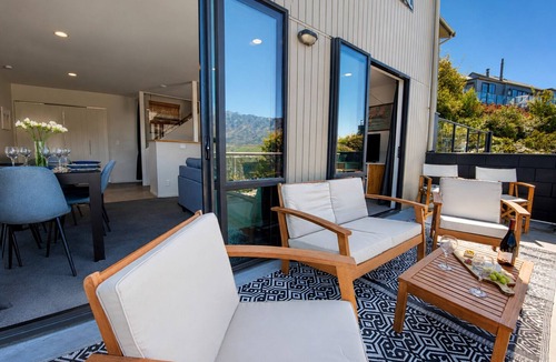 Queenstown House | Panoramic lake & mountain views | Ski/Bike storage | Parking | Queenstown 3BR