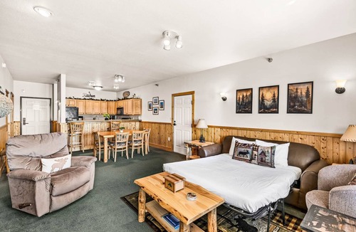 Two Harbors Condo | Panoramic Lake Superior Views 1 BR w/King Suite, All Season Hot Tub & Pools