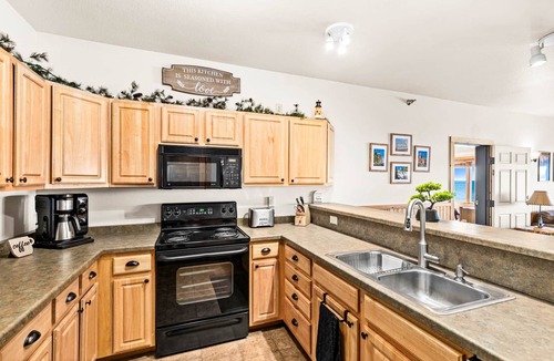 Two Harbors Condo | Panoramic Lake Superior Views 1 BR w/King Suite, All Season Hot Tub & Pools