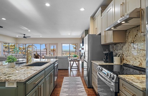 Beaver Shores House | Panoramic Lake View! Minutes from Rogers! 10+ Guests