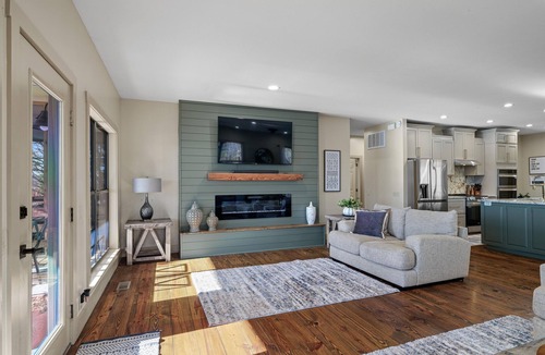 Beaver Shores House | Panoramic Lake View! Minutes from Rogers! 10+ Guests
