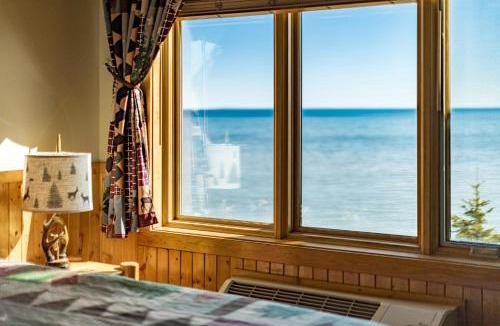 Two Harbors Apartment | Panoramic Lake Views King Bed Studio, Whirlpool and Hot Tub