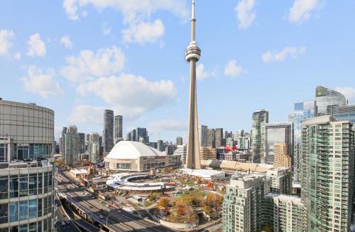 Central Waterfront Apartment | Panoramic Lakeview Resort Living 3BDR with Gym, Pool, Free parking