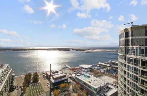 Central Waterfront Apartment | Panoramic Lakeview Resort Living 3BDR with Gym, Pool, Free parking