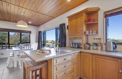 Te Awamutu House | Panoramic mountain and rural views - central to key destinations