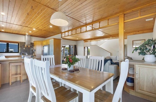 Te Awamutu House | Panoramic mountain and rural views - central to key destinations