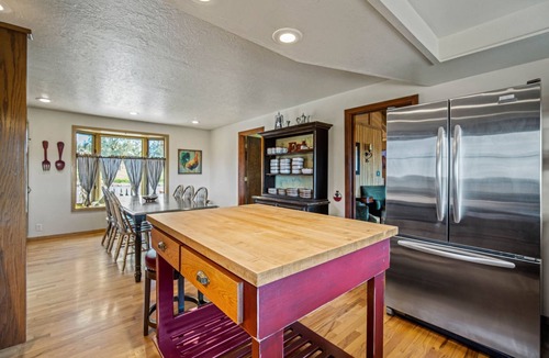 Redmond House | Panoramic Mountain & River Views. Home Plus 3 Master Suite Bungalows.A/C, Fireplace. W/D. Solitude.