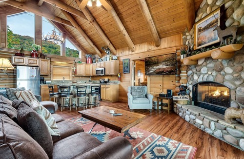Sevierville House | Panoramic Mountain Views! Outdoor Hot Tub | Walk-In Shower | Sunrise Surprise