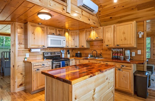 Sevierville Cabin | Panoramic Mountain Views & Private Hot Tub! 35 min to Pigeon Forge!