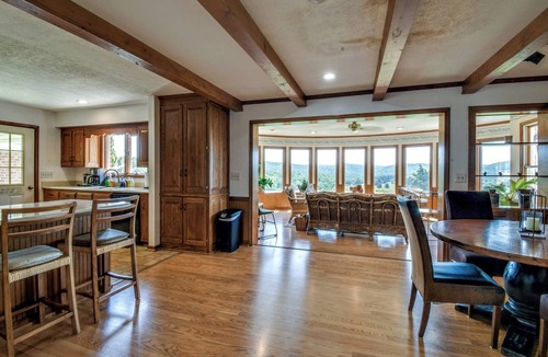 Raphine House | Panoramic mountain views and creekside walks in the beautiful Shenanodah Valley