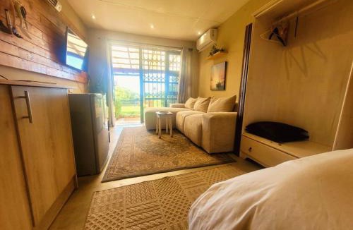 Muizenberg Apartment | Panoramic Mountain Views Off-Grid Private Bungalow