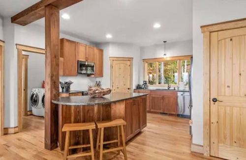 Penrose Cabin | Panoramic Mtn View’s-Sauna-Hot Tub-Game Room-Waterfalls, hiking, biking w/in min