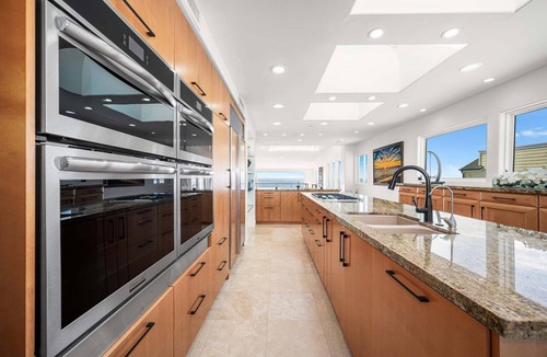 Peninsula House | Panoramic Ocean Views with Sauna, AC, and Parking