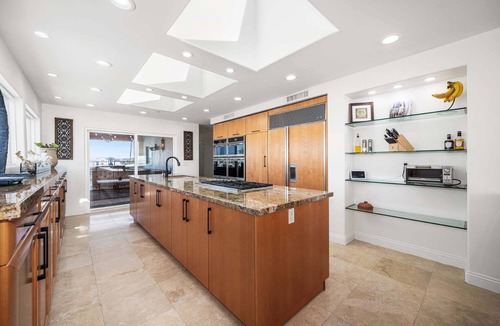 Peninsula House | Panoramic Ocean Views with Sauna, AC, and Parking