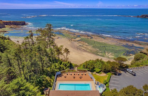 Otter Rock Condo | Panoramic Ocean-View Room with 2 Queen Beds