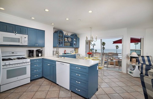 Townsite Condo | Panoramic Ocean View White Sandy Beaches Community Jacuzzi