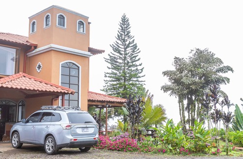 Santa Cruz de Turrialba House | Panoramic Paradise, Luxury Comfort, Vista de Paz